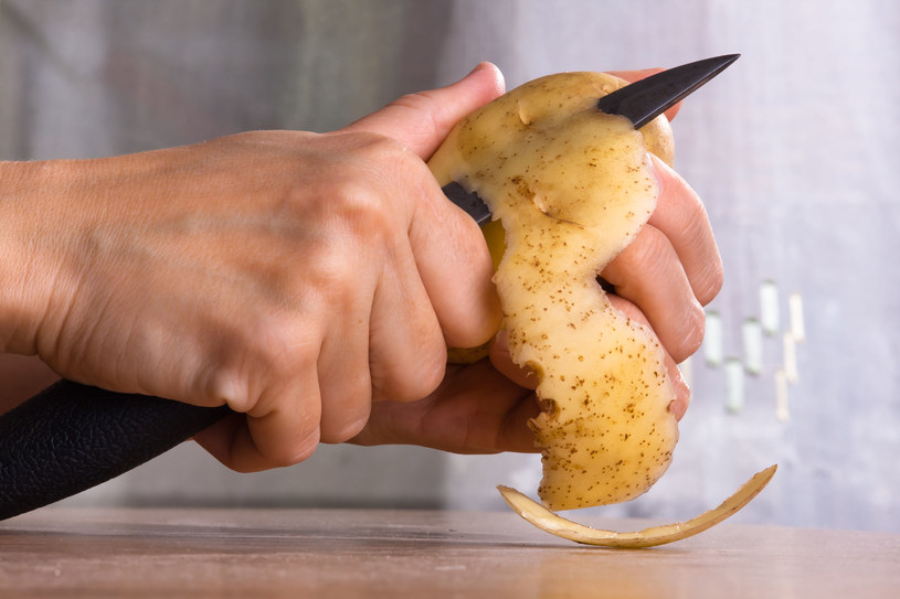Mało kto wie, że w obierkach ziemniaków jest dużo cennych wartości odżywczych /123RF/PICSEL