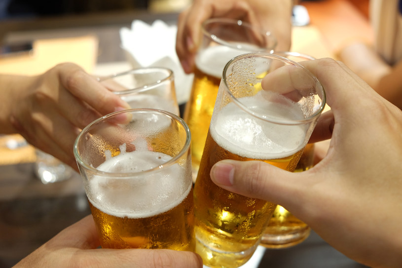 Mało kto zdaje sobie sprawę, że alkoholizm nie dotyczy jedynie upijania się do nieprzytomności /123RF/PICSEL