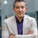 Mało osób wie, że ma znaną żonę. Plotki o romansie niemal zniszczyły ich związek