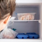 Mało znana sztuczka na rozmrożenie mięsa. Bez czekania, możesz szybko brać się za gotowanie  