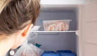 Mało znana sztuczka na rozmrożenie mięsa. Bez czekania, możesz szybko brać się za gotowanie  