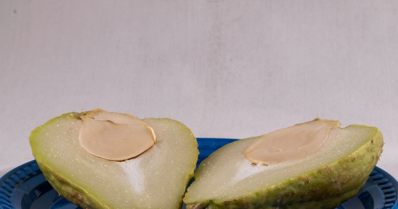 Mało znane, ale bardzo zdrowe owoce można jeść na surowo albo gotować. /underworld111 /Canva Pro