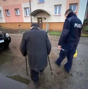 Małopolscy policjanci pomogli starszemu mężczyźnie /Policja Małopolska /Policja