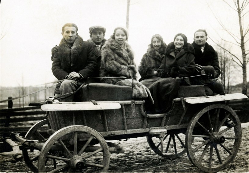 Malopolska, lata 30 XX w.. Młode towarzystwo w bryczce w drodze do kościola w czasie roztopów. Reprodukcja: /FoKa /Agencja FORUM