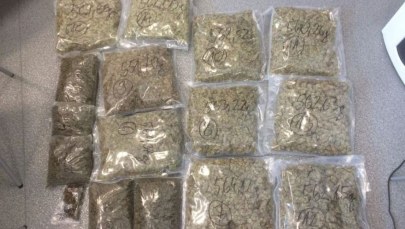 Małopolska: Na parkingu supermarketu pakowali pudło z marihuaną do samochodu