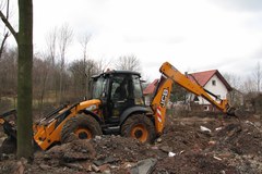 Małopolska: Poszukiwania szpitalnych odpadów na prywatnej działce
