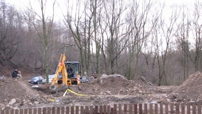 Małopolska: Poszukiwania szpitalnych odpadów na prywatnej działce