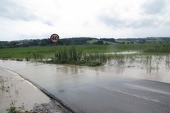 Małopolska: Rzeka Biała podtopiła gospodarstwa w gminie Bobowa 