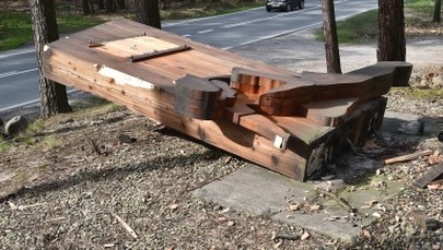 Małopolska: Zdewastowany Pomnik Pamięci o Zagładzie Romów