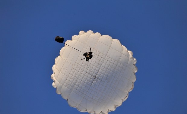 Małopolska: Żołnierz ranny podczas skoku spadochronowego 