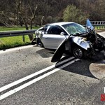 Małopolskie: Samochód spadł z 50-metrowej skarpy na drogę