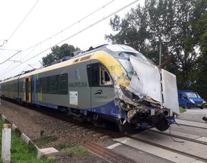Małopolskie: Zderzenie pociągu z ciężarówką. Film z wypadku trafił do sieci