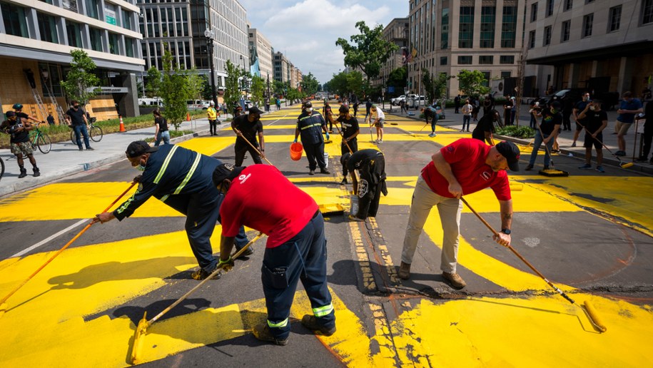 Malowanie napisu w Waszyngtonie /JIM LO SCALZO /PAP/EPA