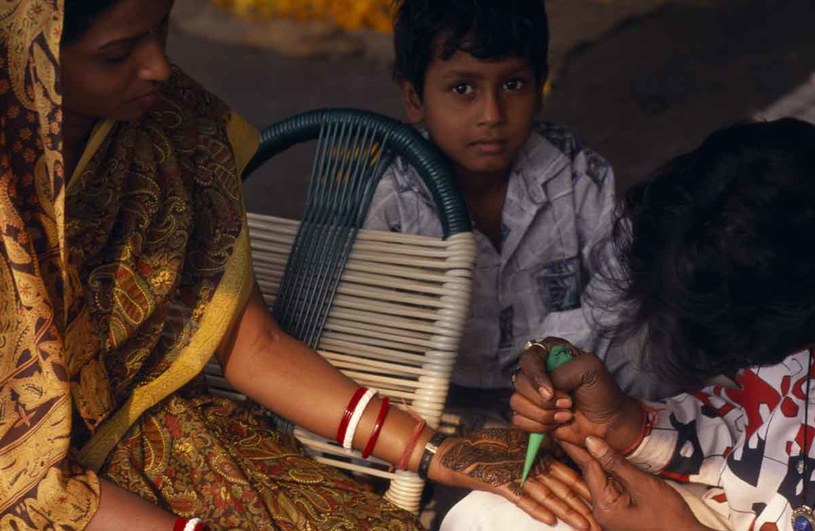 Malowanie rąk henną przed ślubem /Getty Images