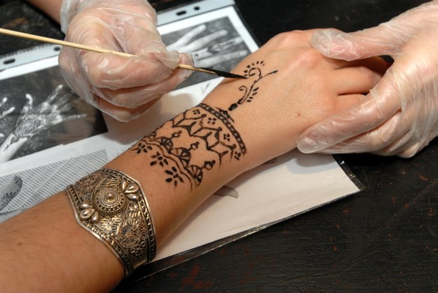 Malowanie tatuaży henną / 	BARBARA OSTROWSKA    /PAP