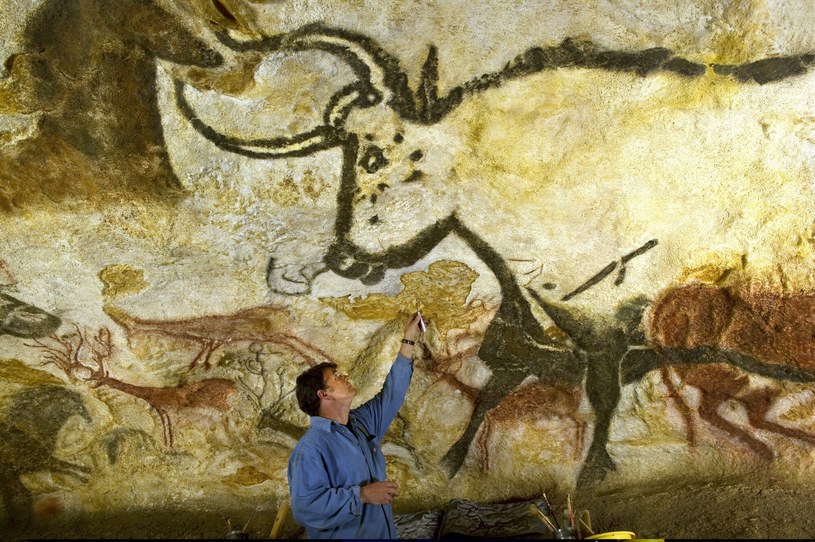 Malowidła z jaskini Lascaux we Francji podczas renowacji /PHILIPPE PSAILA/Science Photo Library /East News