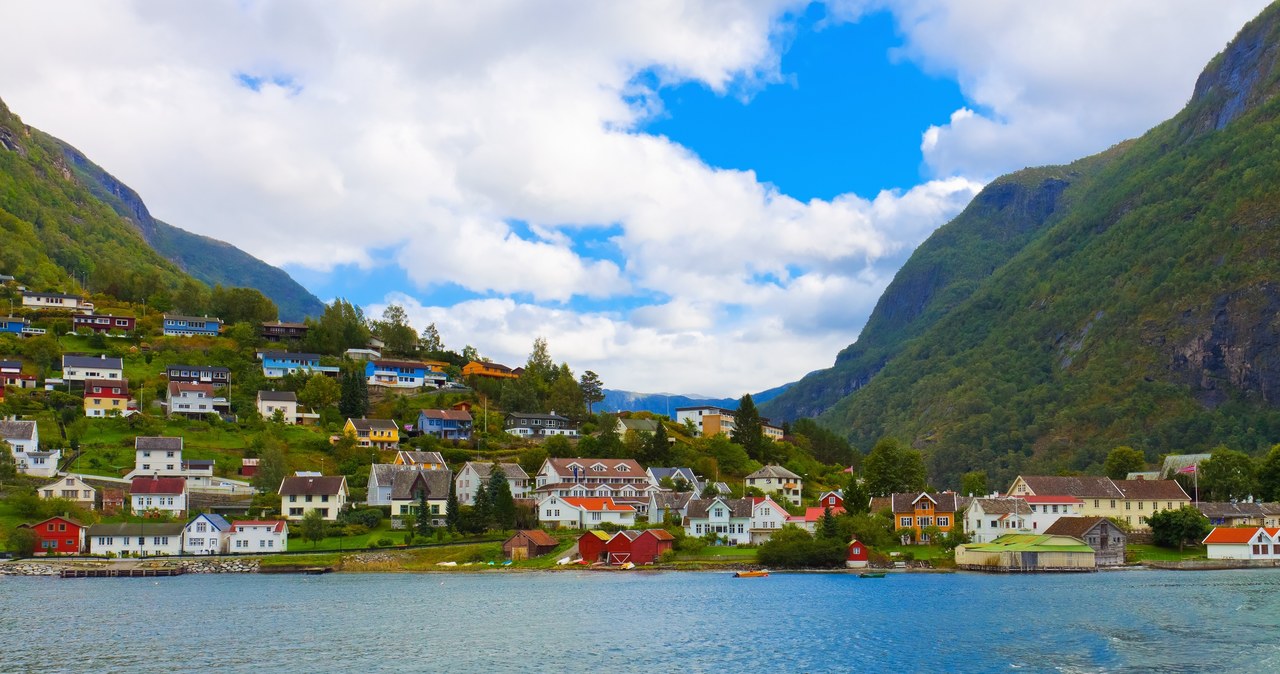 Malownicza wioska leżąca nad fiordem w Norwegii /123RF/PICSEL