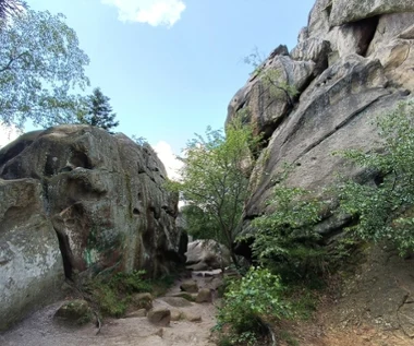 Malownicze doliny i ciekawe formacje skalne. To miejsce wygląda jak z baśni, a jesienią nie ma tam tłumów