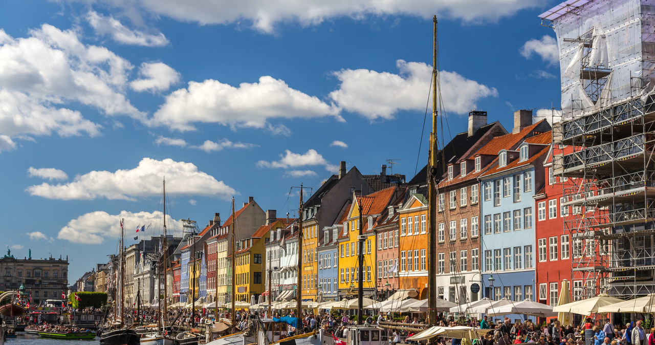 Malowniczy bulwar Nyhavn jest jednym z najpopularniejszych miejsc w Kopenhadze /123RF/PICSEL