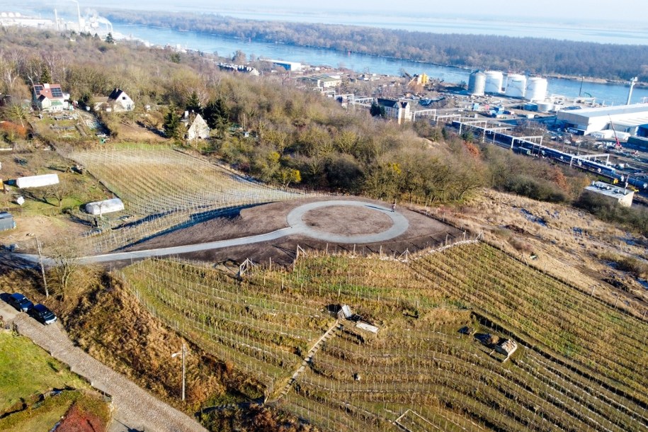 Malowniczy punkt widokowy otoczony winnicami. Nowa atrakcja na Stołczynie w Szczecinie /Marcin Bielecki /PAP