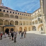 Malowniczy zamek na zboczu urwiska. Pół godziny drogi z Krakowa