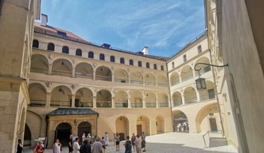 Malowniczy zamek na zboczu urwiska. Pół godziny drogi z Krakowa
