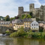 Malowniczy zamek nad brzegiem rzeki. Ta budowla ma ponad 1000 lat