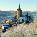 Malowniczy zamek u podnóża gór. Położony w "kolorowym miasteczku"