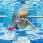 Maluch na basenie: Zalety pływania