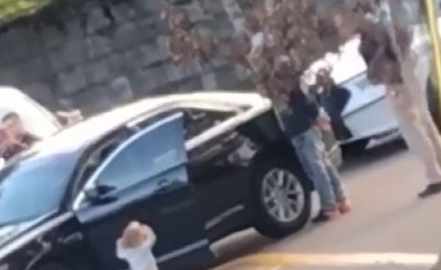 Maluch wysiada z auta z podniesionymi rękoma. Wcześniej policja aresztowała jego rodziców
