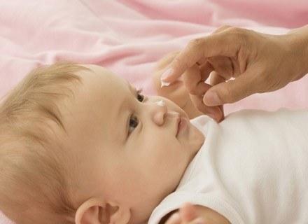 Maluchom dotkniętym chorobami alergicznymi, należy dodatkowo podawać preparaty  z wit. D