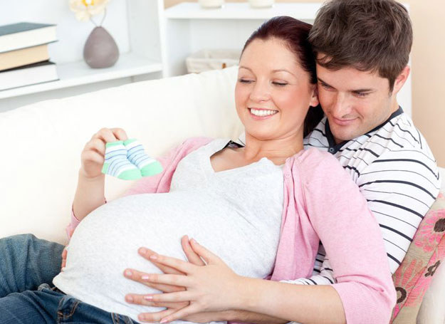 Maluchy urodzone w wannie rzadziej są niedotlenione i przeżywają mniejszy stres porodow y. /123RF/PICSEL
