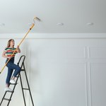 Malujesz sufit? Zapomnij o bieli, teraz robi się to w ten sposób