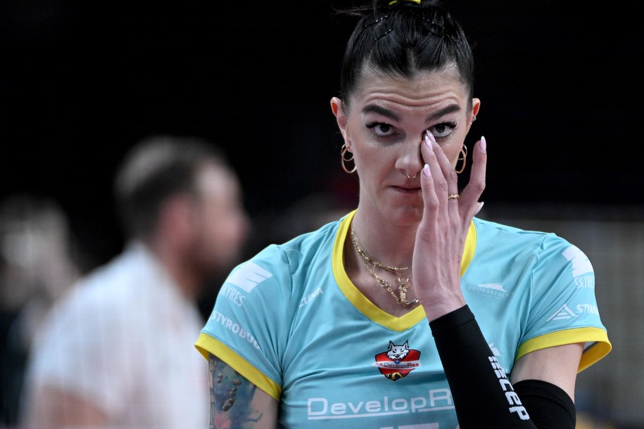 Malwina Smarzek z Developresu Bella Dolina Rzeszów podczas pierwszego meczu półfinałowego Ekstraklasy siatkarek z ŁKS Commercecon Łódź /Darek Delmanowicz /PAP