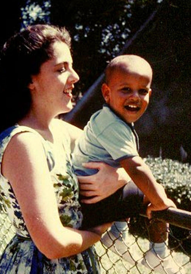 Mały Barack Obama ze swoją matką, Ann Dunham. /Splashnews