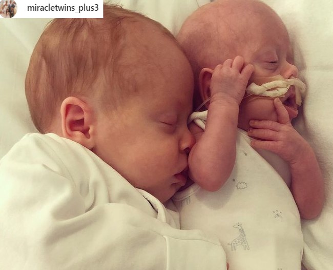 Mały Chester z pomocą brata bliźniaka powoli wraca do pełni sił /Instagram
