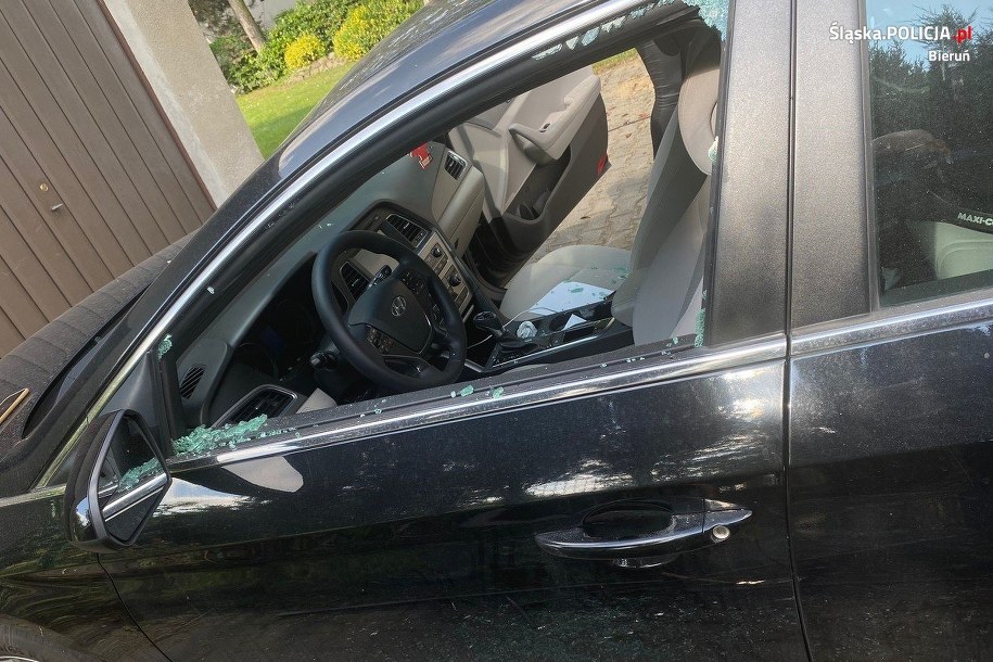 Mały chłopiec był zatrzaśnięty w aucie /Śląska policja /Policja