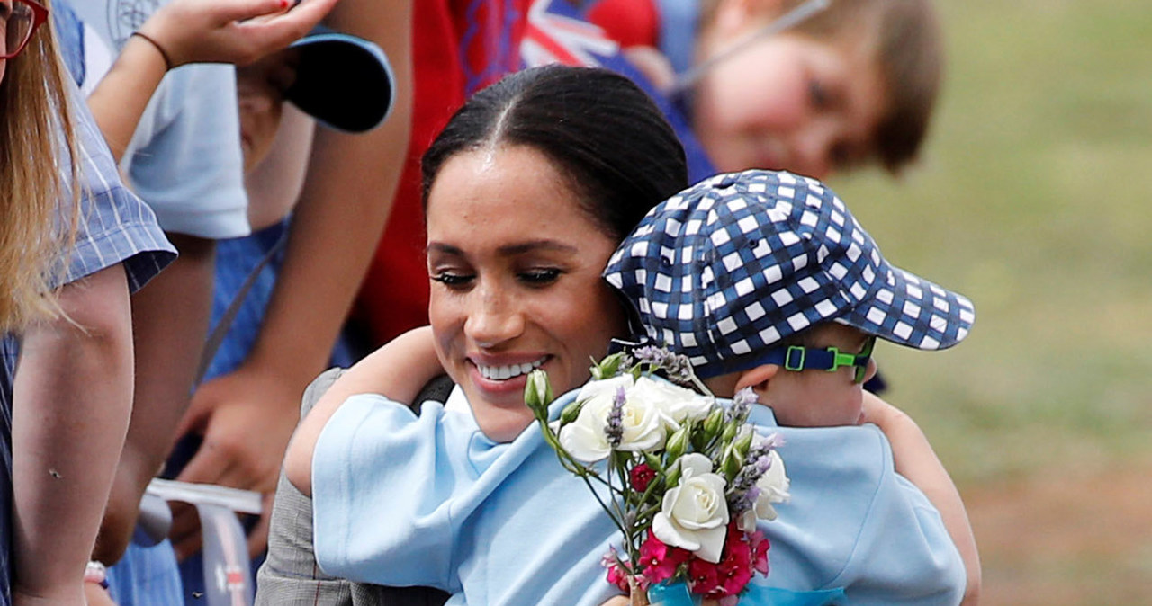 Mały chłopiec czule tulił się do Meghan Markle /Pool /Getty Images