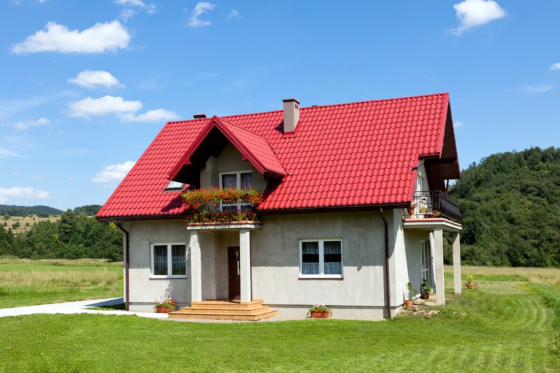 Mały dom zapewnia Polakom komfort życia. /Getty Images