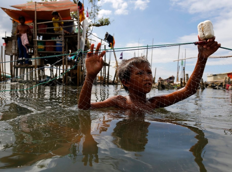 Mały Filipińczyk w mieście Malabon na wschód od stolicy Filipin, Manili /FRANCIS R. MALASIG /PAP/EPA