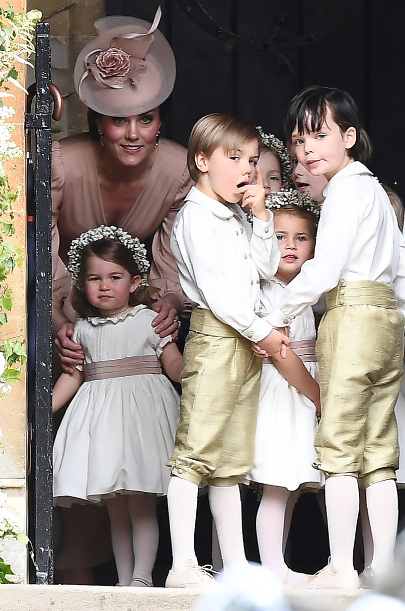Mały książę George i jego młodsza siostrzyczka Charlotte podczas ceremonii ślubnej Pippy Middleton i Jamesa Matthews. /AFP