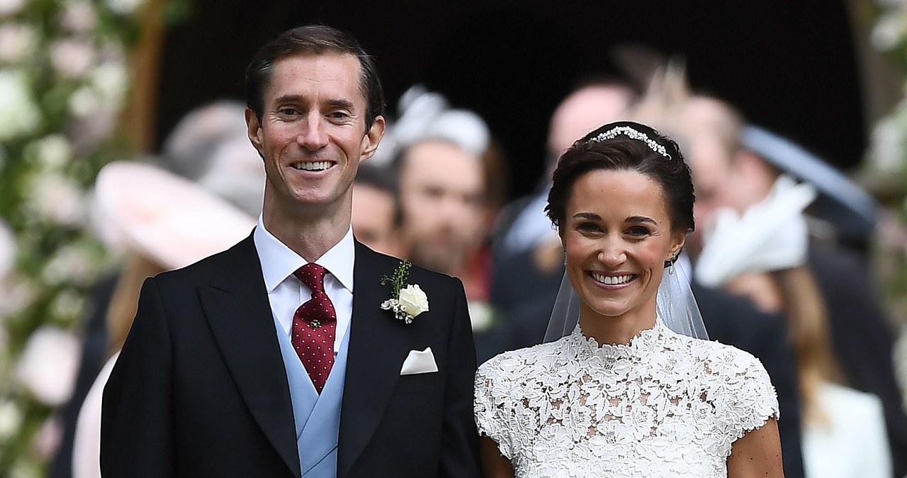 Mały książę George i jego młodsza siostrzyczka Charlotte podczas ceremonii ślubnej Pippy Middleton i Jamesa Matthews. /AFP