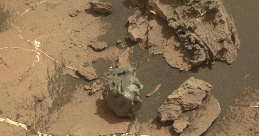 Mały meteoryt z października - jasne ślady pochodzą od lasera Curiosity /NASA