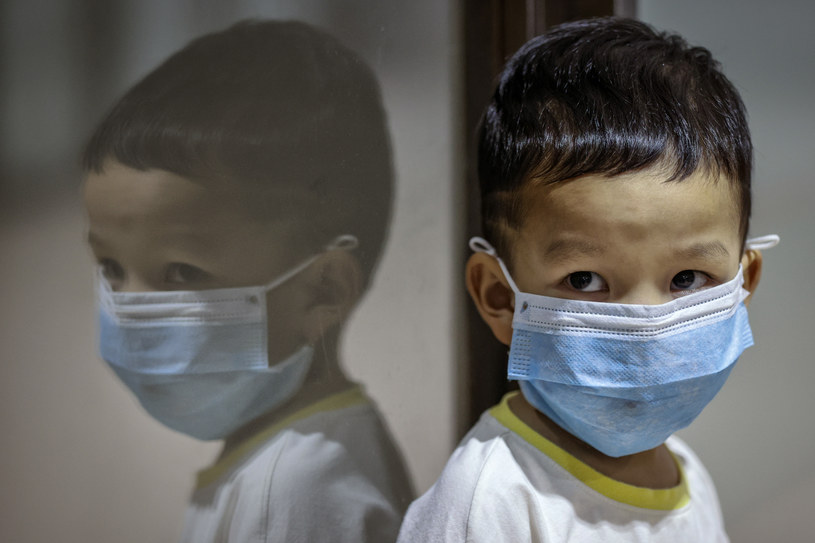 Mały mieszkaniec Wuhanu w masce / Ezra Acayan /Getty Images