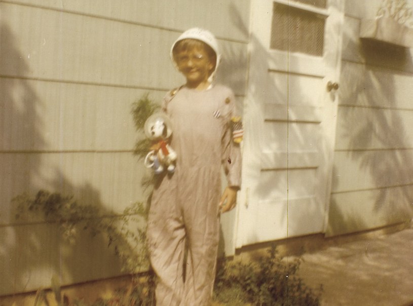 Mały Mike od dziecka marzył o tym, żeby zostać astronautą / fot: Wydawnictwo Agora /materiały prasowe
