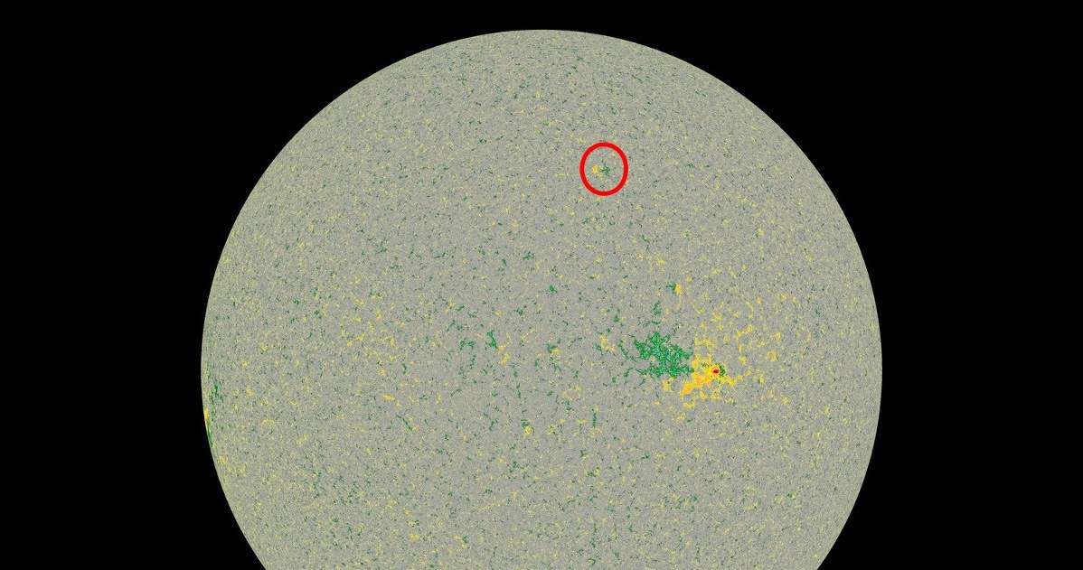 Mały obszar aktywny o odwrotnej polaryzacji - 28 sierpnia 2017 /NASA