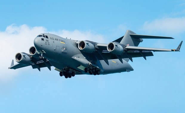 Mały reaktor jądrowy przetransportowany samolotem. Tego jeszcze nie było