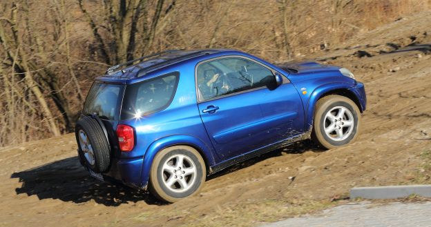 Mały rozstaw osi (tylko 235 cm) sprawia, że RAV4 nie wiesza się na przeszkodach terenowych. Jej wrogiem są gałęzie – lakier błyskawicznie się rysuje. /Motor