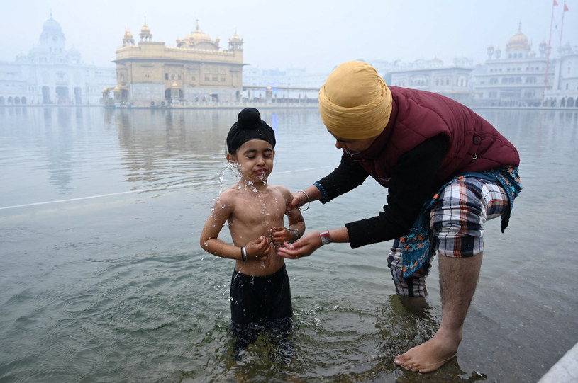 Mały Sikh bierze kąpiel w świętym Sarovar (basenie) z okazji obchodów rocznicy urodzin dziesiątego Guru Sikhów Guru Gobinda Singha w Złotej Świątyni w Amritsarze 29 grudnia 2022 r. (Foto Narinder NANU / AFP) /East News