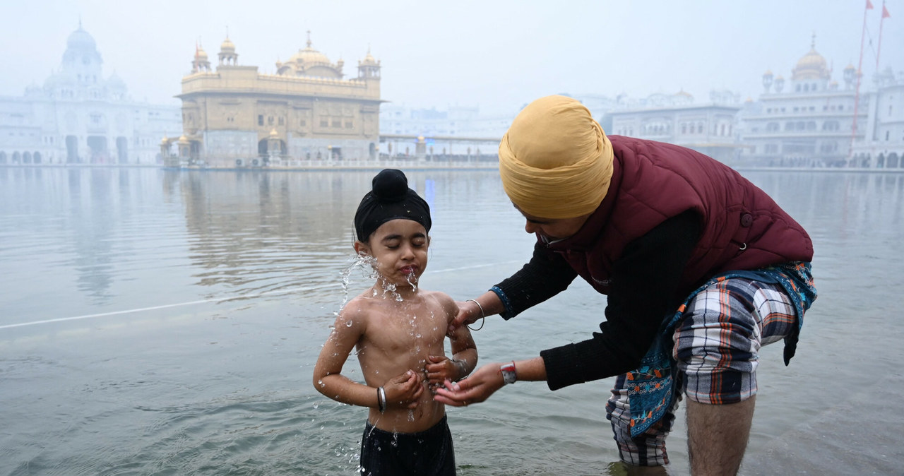 Mały Sikh bierze kąpiel w świętym Sarovar (basenie) z okazji obchodów rocznicy urodzin dziesiątego Guru Sikhów Guru Gobinda Singha w Złotej Świątyni w Amritsarze 29 grudnia 2022 r. (Foto Narinder NANU / AFP) /East News